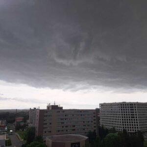 Na západe Slovenska hrozia silné búrky.