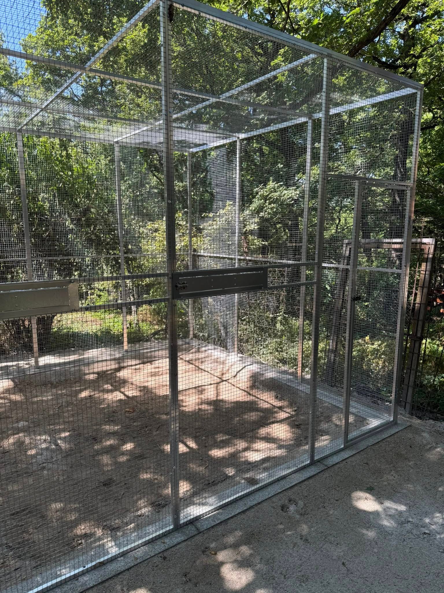 Voliera pre krkavca 3x3x2,5m s dvoma kŕmnymi pultami na 3 misky potiahnutá pletivom esafort.