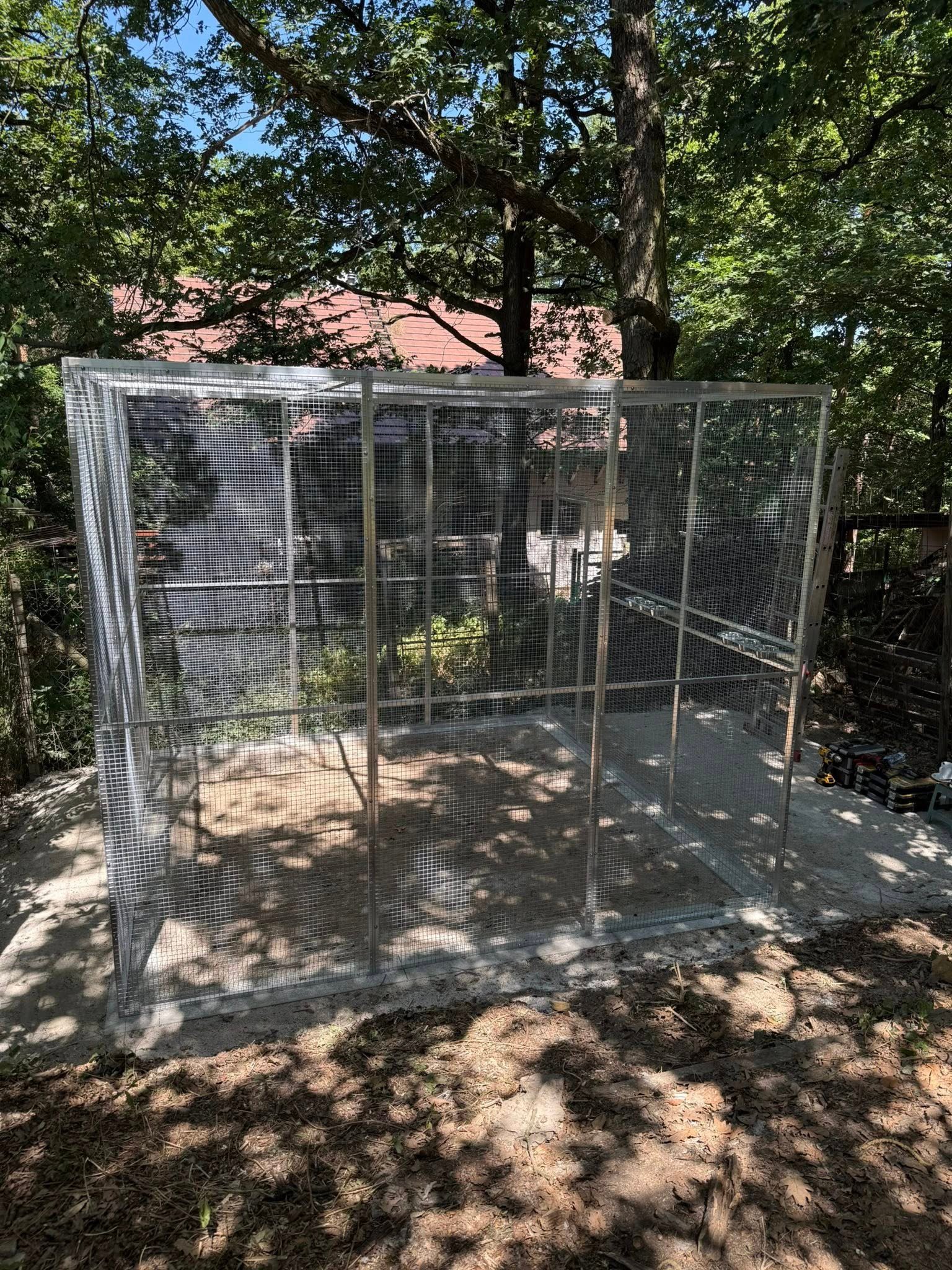Voliera pre krkavca 3x3x2,5m s dvoma kŕmnymi pultami na 3 misky potiahnutá pletivom esafort.