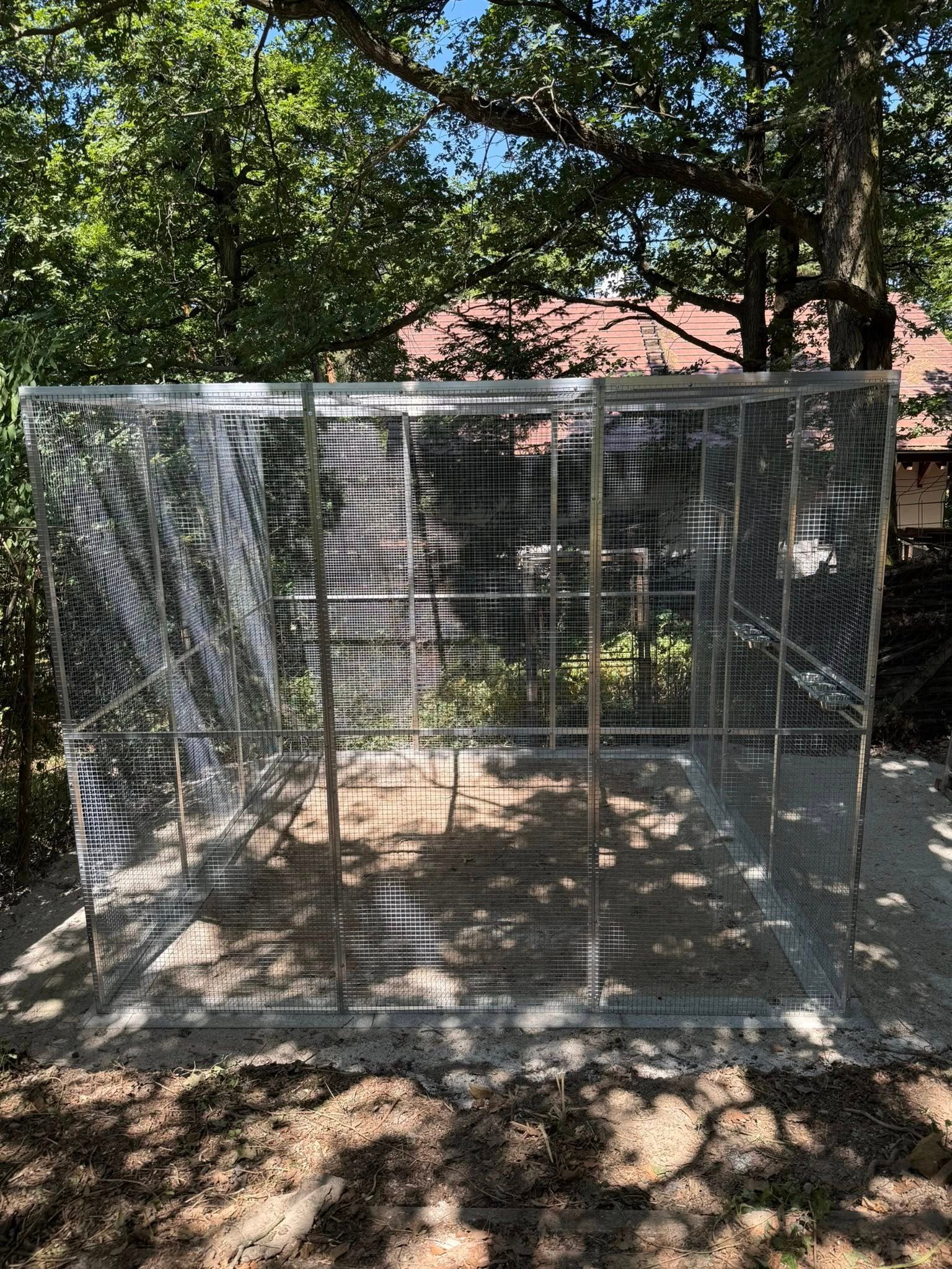 Voliera pre krkavca 3x3x2,5m s dvoma kŕmnymi pultami na 3 misky potiahnutá pletivom esafort.
