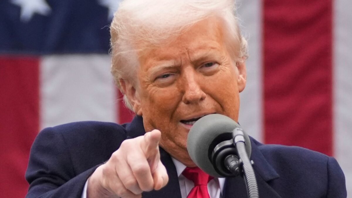 Trump plánuje oznámiť krajinám americké clo až do výšky 70 %.