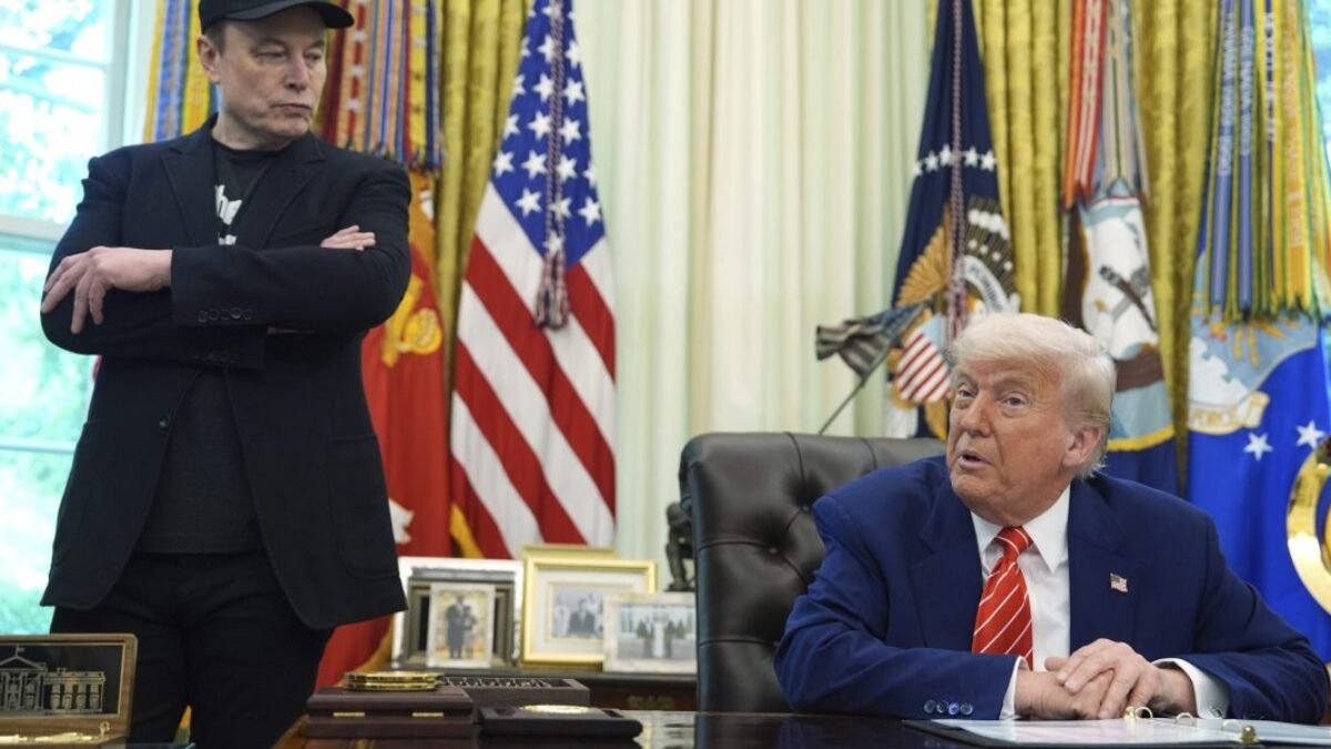 Trump označil Muskovu novú Americkú stranu za „smiešnu“.