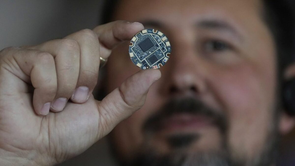 Technik, ktorý údajne ukázal Samovi Altmanovi a Jony Iveovi náčrt zariadenia s umelou inteligenciou, bol práve zažalovaný svojím bývalým zamestnávateľom.