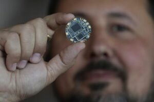 Technik, ktorý údajne ukázal Samovi Altmanovi a Jony Iveovi náčrt zariadenia s u...