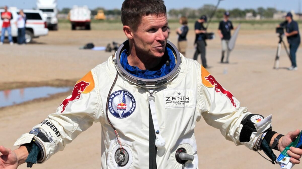 AP25198737895415.jpg Prvý parašutista, ktorý prekonal rýchlosť zvuku, zomrel pri havárii paraglidu v Taliansku.