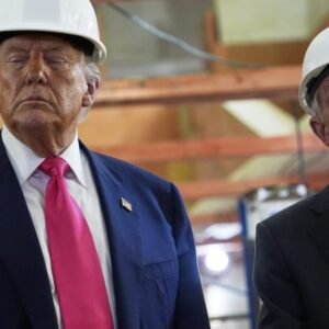 Trump žartoval o vyhodení Jeroma Powella priamo do tváre počas návštevy Fedu.