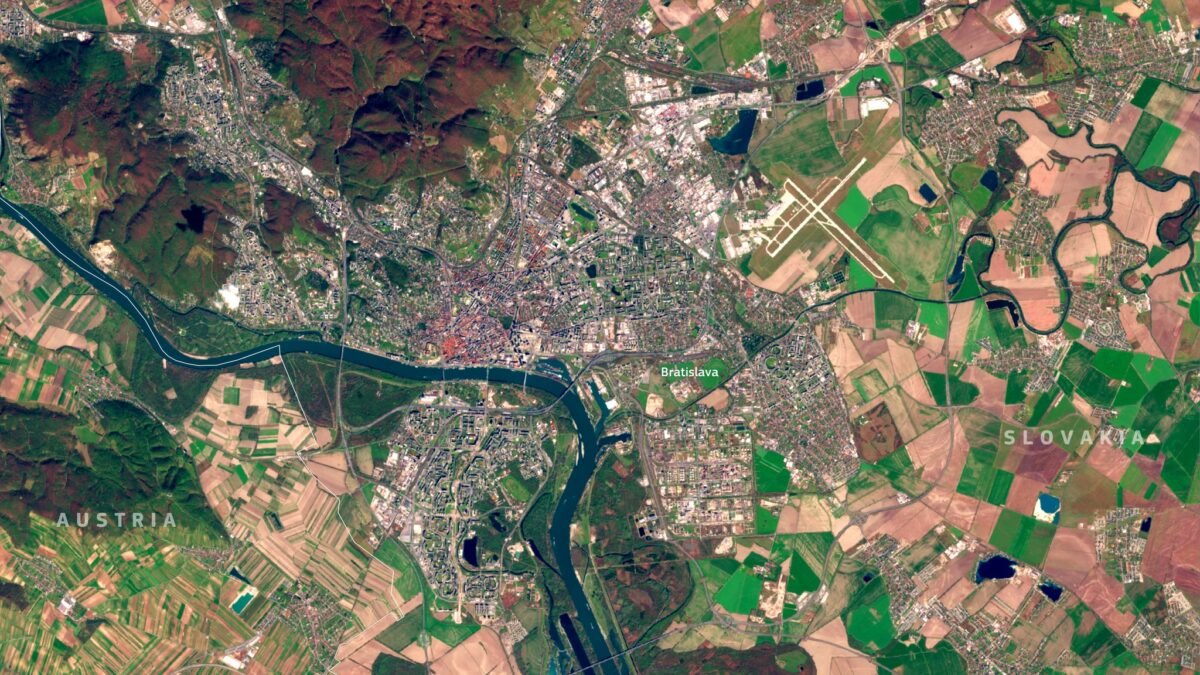 Bratislavský hrad: Situated along the banks of the Danube River, Bratislava is the capital of Slovakia and a key cultural, political, and economic hub in Central Europe.