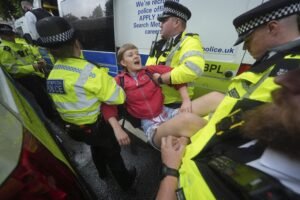 Britská polícia zadržala na propalestínskom proteste vyše sto ľudí