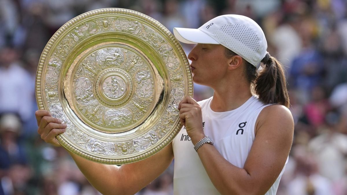 Swiateková ovládla prvýkrát v kariére Wimbledon.