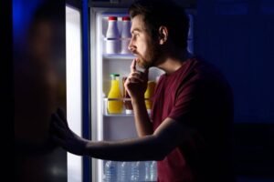 Budíte sa v noci hladom? Potom možno trpíte syndrómom nočného prejedania