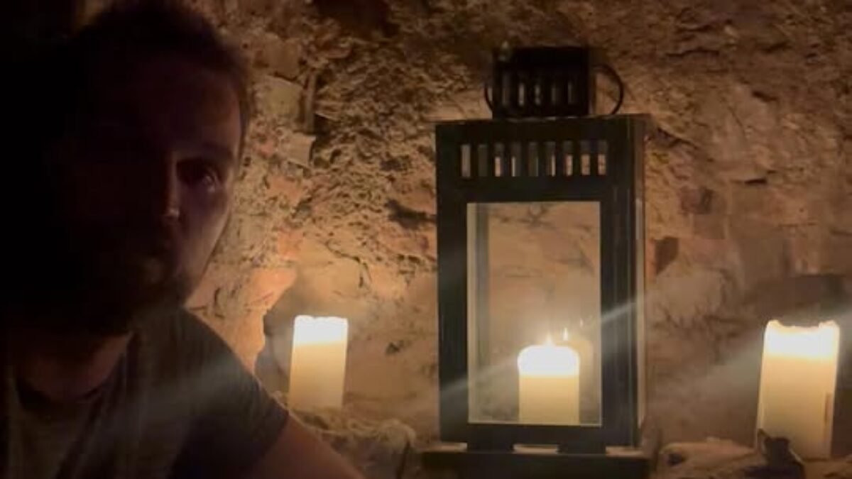 Čachtický hrad: Zapadá slnko a obloha sa ponorí do tmy. Noc práve potrebujeme. Blíži sa vystúpenie LIGHT ART Show. Už 26.7. 2025 na Čachtickom hrade. Hudba, umenie a hviezdy. Na toto nezabudnete. Lístok si stále môže