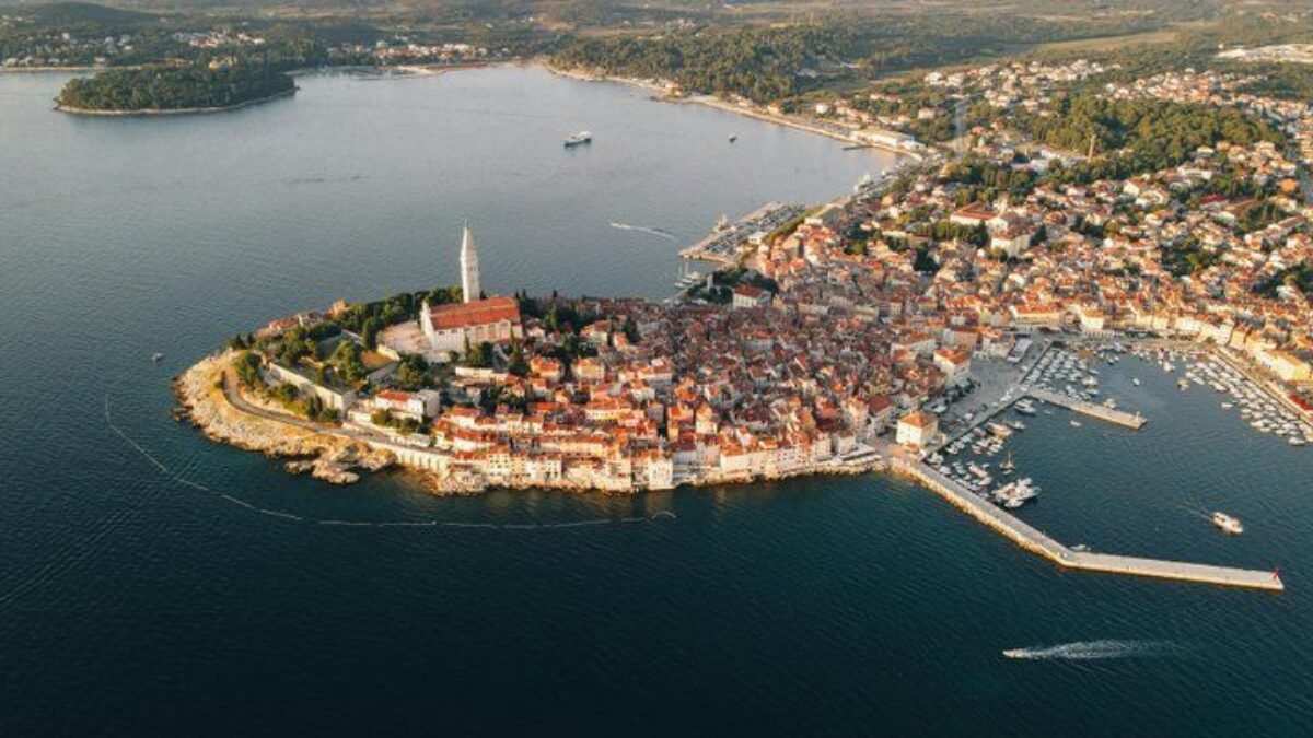 Chorvátsko bez pokút: Dve pivá za volantom vám odpustia, kúpanie vo fontáne už nie