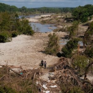 Čistenie rieky Guadalupe v meste Kerrville v Texase po záplavách