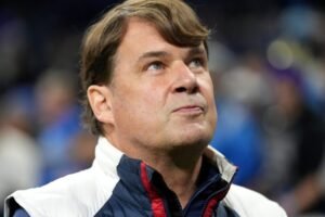 Šéf Fordu Jim Farley varuje, že AI zlikviduje polovicu pracovných miest pre biel...