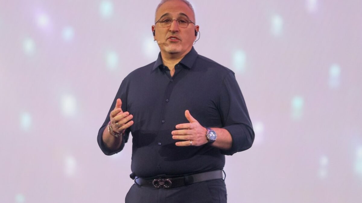 V spoločnosti Hewlett Packard Enterprise generálny riaditeľ Antonio Neri vyjednáva s aktivistickým investorom, ktorý má v histórii nútenie šéfov odstúpiť.