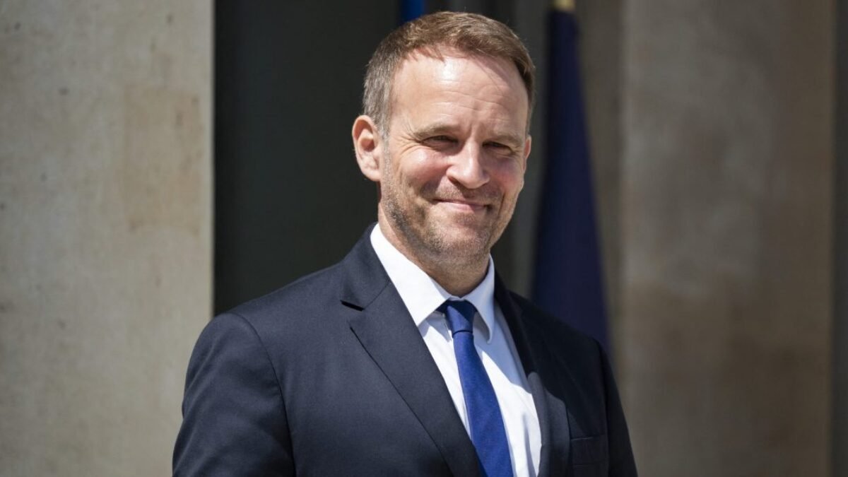 Francúzky minister priemyslu hovorí, že 10% clá nie sú pre EÚ dobrý obchod.