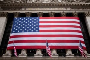 Trh s akciami dnes: futúry na Dow klesajú, keď Trump naznačuje ciele až 70% clá.