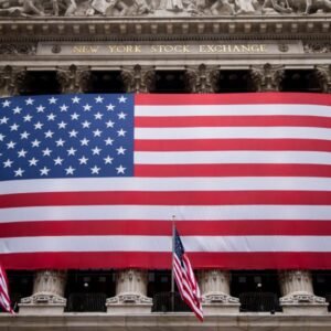 Trh s akciami dnes: futúry na Dow klesajú, keď Trump naznačuje ciele až 70% clá.