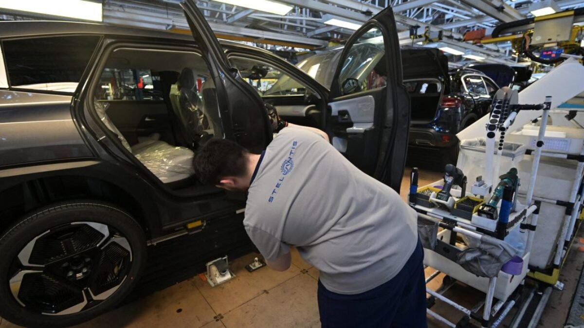 Trumpove clá tlačia majiteľa Jeepu, Stellantis, do masívnej straty 2,7 miliardy dolárov.