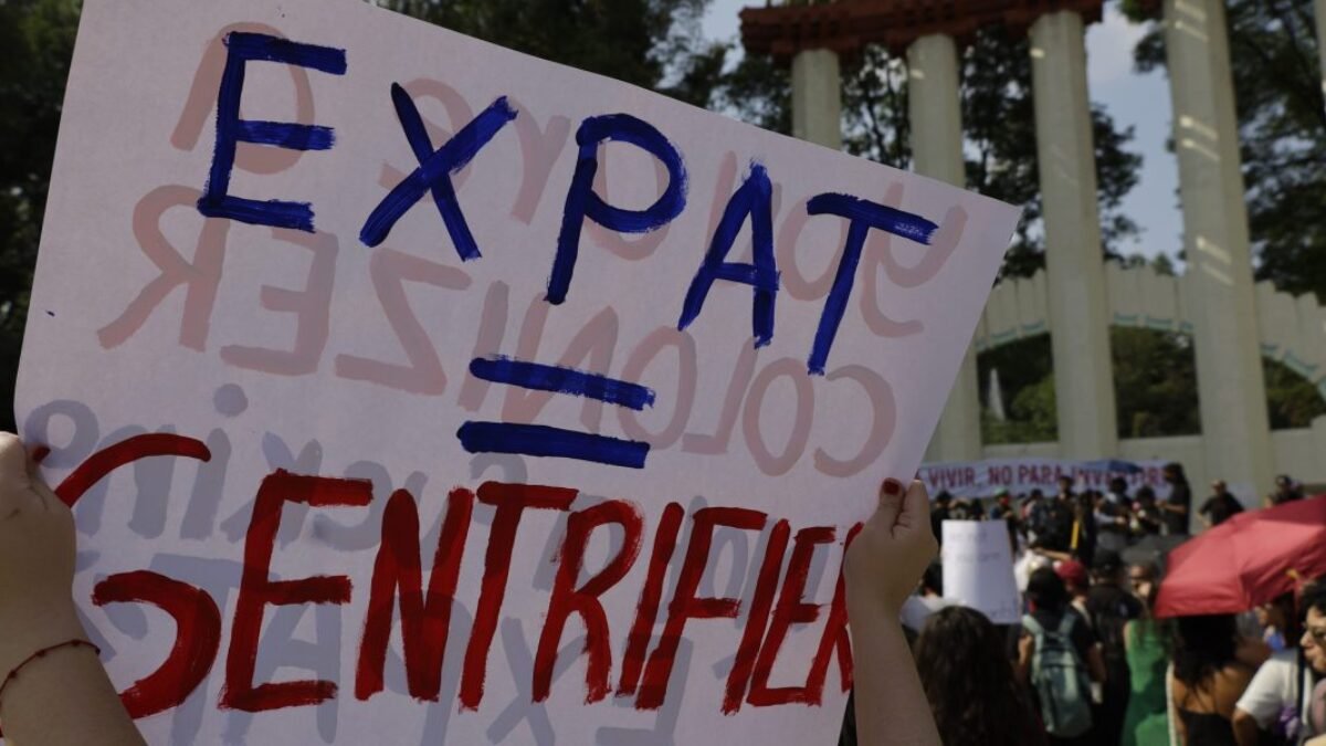 Mexická prezidentka Sheinbaumová označila protestný pochod proti turizmu, ktorý reaguje na príval amerických digitálnych nomádov, za „xenofóbny“.