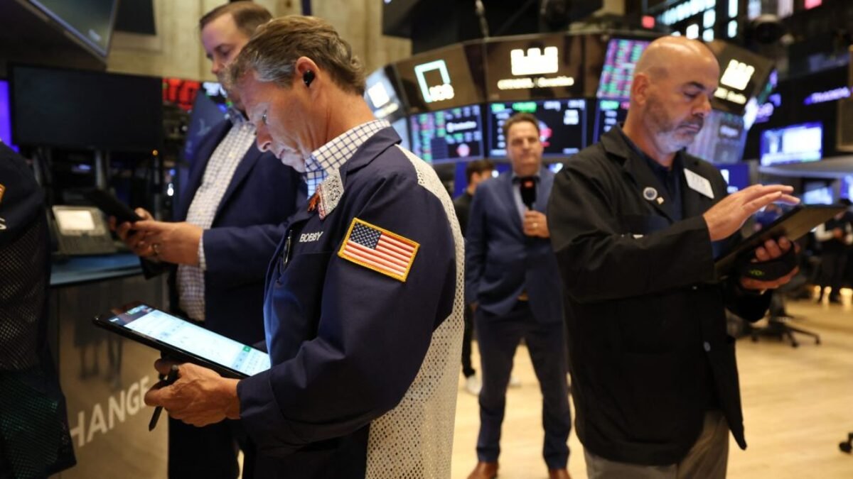 Akciový trh dnes: Dow futures klesajú, kým Trump presadzuje clá a tlačí na Powella.