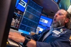 Akciový trh dnes: Futures na Dow rastú vďaka obchodnej dohode medzi USA a EÚ.