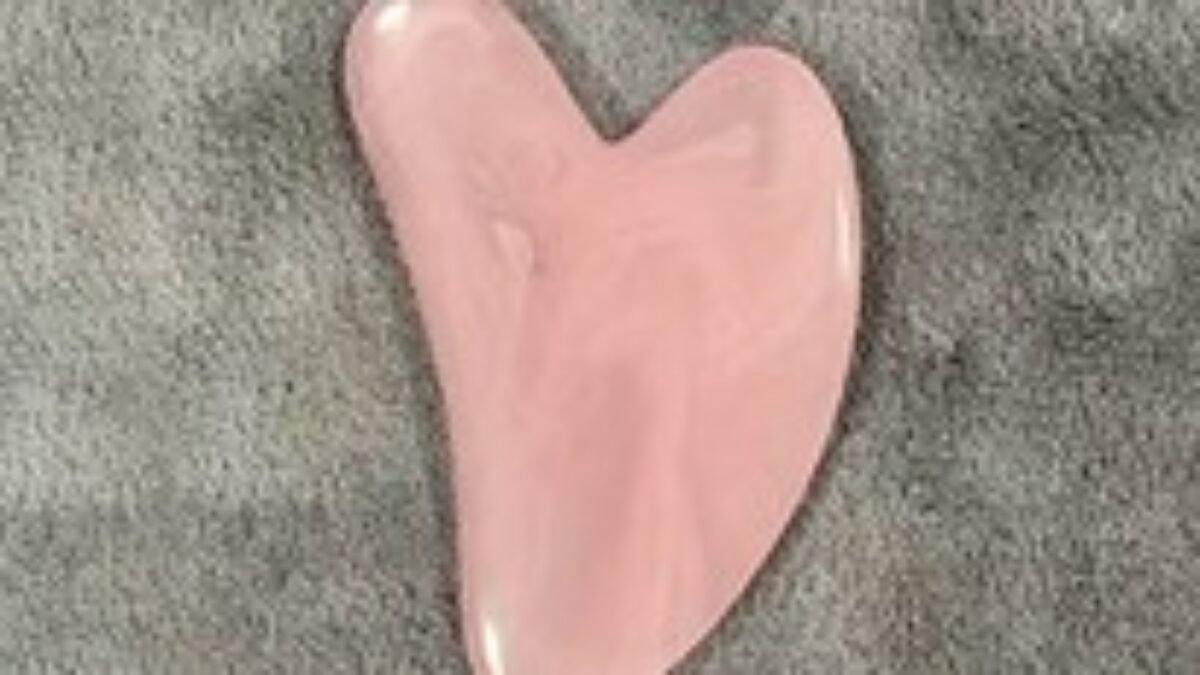 Gua Sha vs. minerálny valček: Ktorý nástroj na tvár je ideálny pre vašu starostlivosť o pleť?