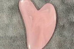 Gua Sha vs. minerálny valček: Ktorý nástroj na tvár je ideálny pre vašu starostl...