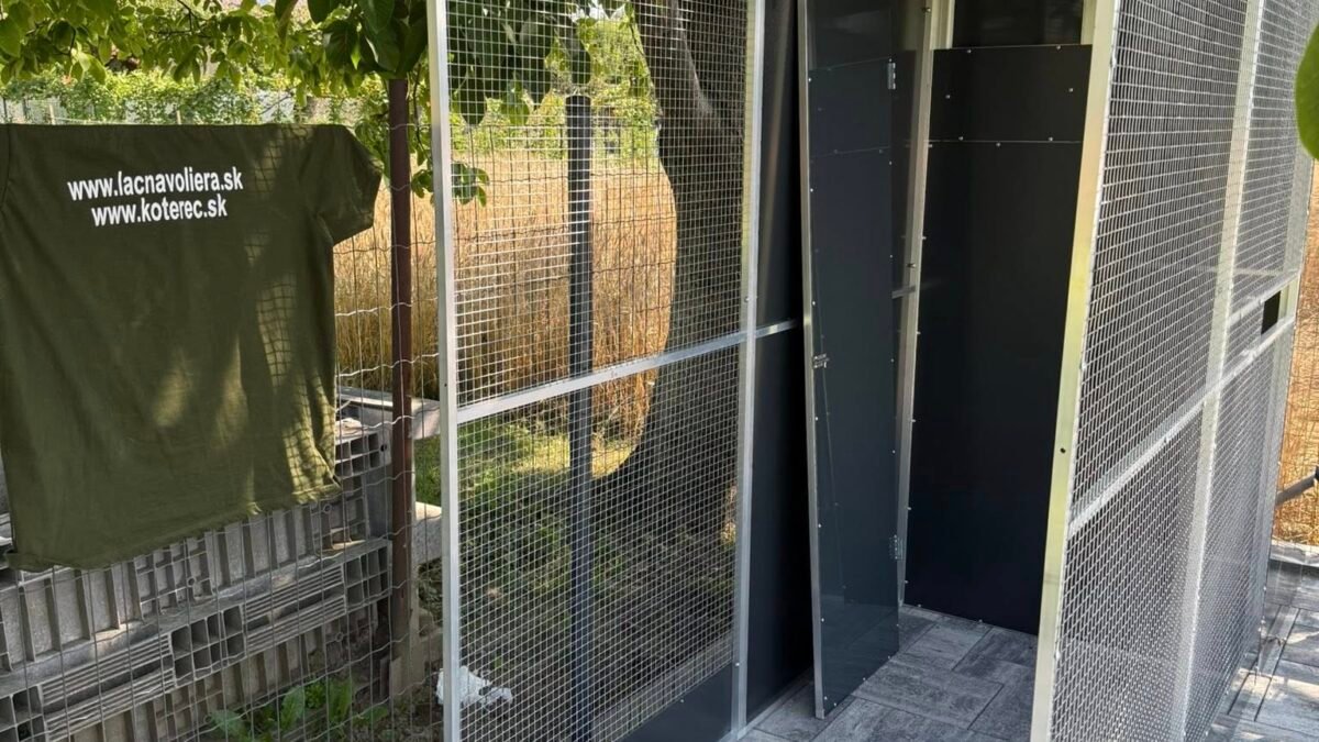 Hliníková Voliera 5x1x2m so zaletom v antracitovom prevedeni. Voliera je Hliníková Voliera 5x1x2m so zaletom v antracitovom prevedeni. Voliera je čiastočne prestrešená so soklom a potiahnutá pletivom esafort s okom 19x19x1,5mm.