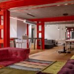 Horský apartmán bořící pravidla. Běžné prvky tu nehledejte, tady kraluje červená ocel