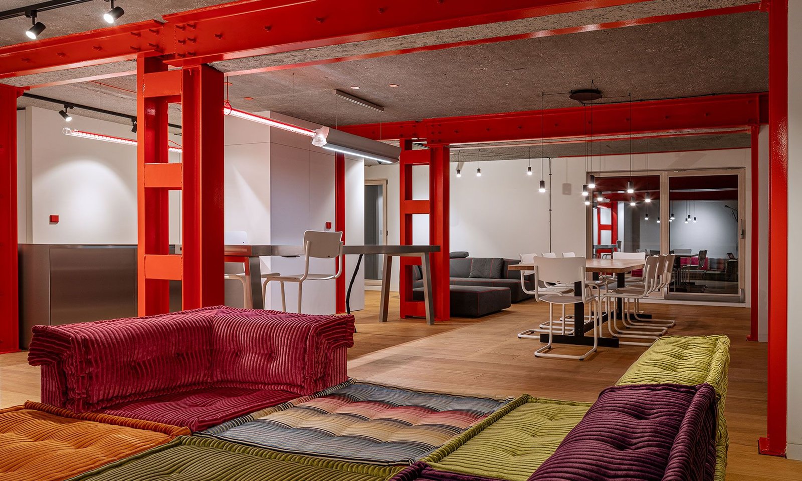 Horský apartmán bořící pravidla. Běžné prvky tu nehledejte, tady kraluje červená ocel