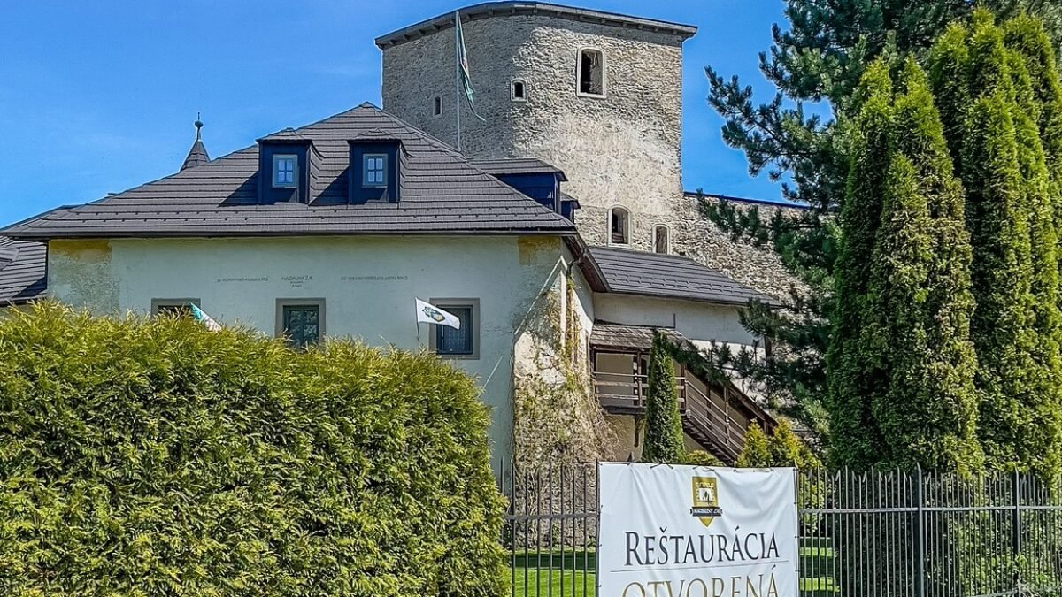 Hrad a Kaštieľ Liptovský Hrádok: Plánujete dobrodružstvo pod Tatrami? Liptov vás očarí svojou krásou! Nezabudnite pridať do svojho itinerára návštevu nášho majestátneho hradu a kaštieľa.