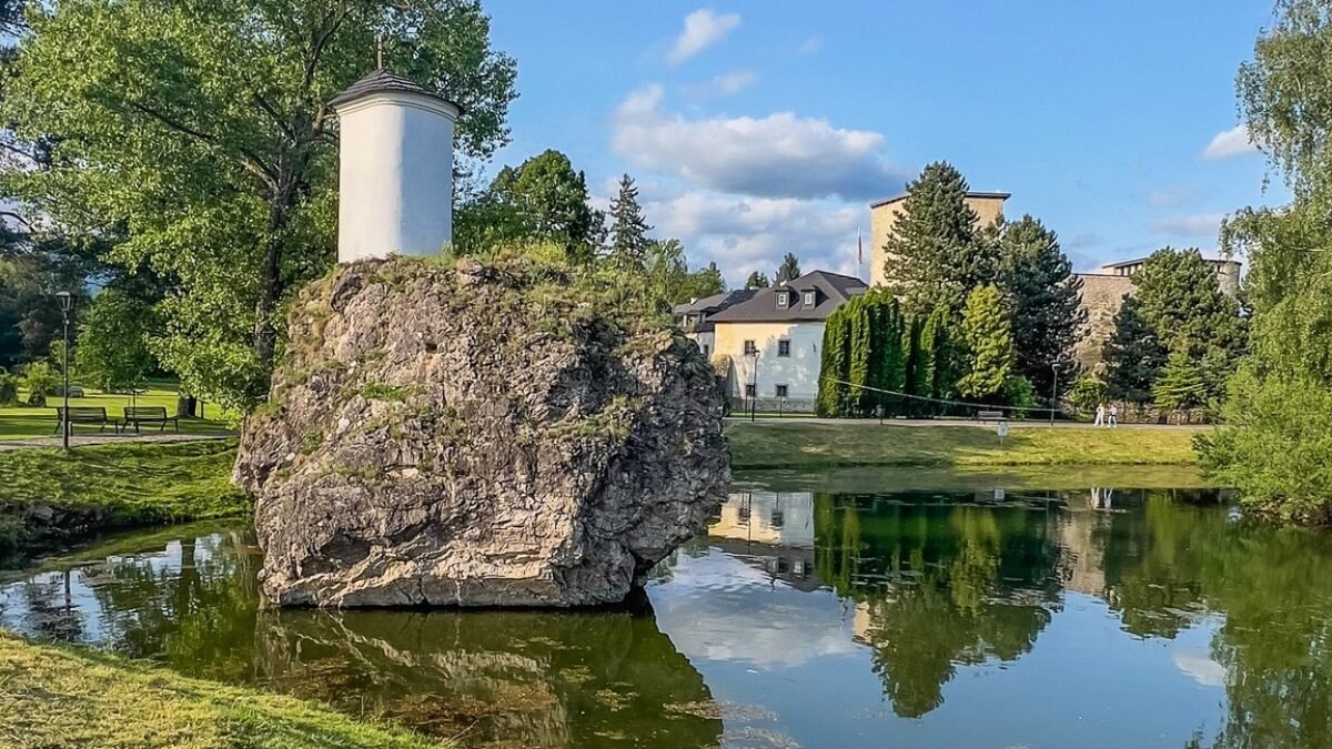 Hrad a Kaštieľ Liptovský Hrádok: "Všetky cesty vedú k nám Hrad a Kaštieľ Liptovský Hrádok: „Všetky cesty vedú k nám toto leto!“