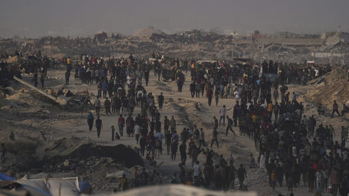 Izraelská armáda začala zhadzovať humanitárnu pomoc do Gazy.