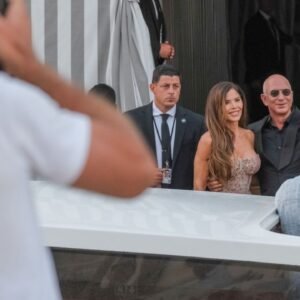 Jeff Bezos a Lauren Sánchez prevzali jeden dôležitý detail zo svadby od princa W...
