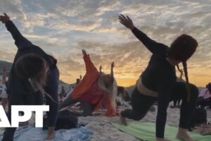 Joga pri východe slnka: Stovky ľudí sa zišli na pláži Copacabana pri pokojnom ra...