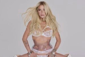 Kesha je späť, aby oslobodila recess pop.