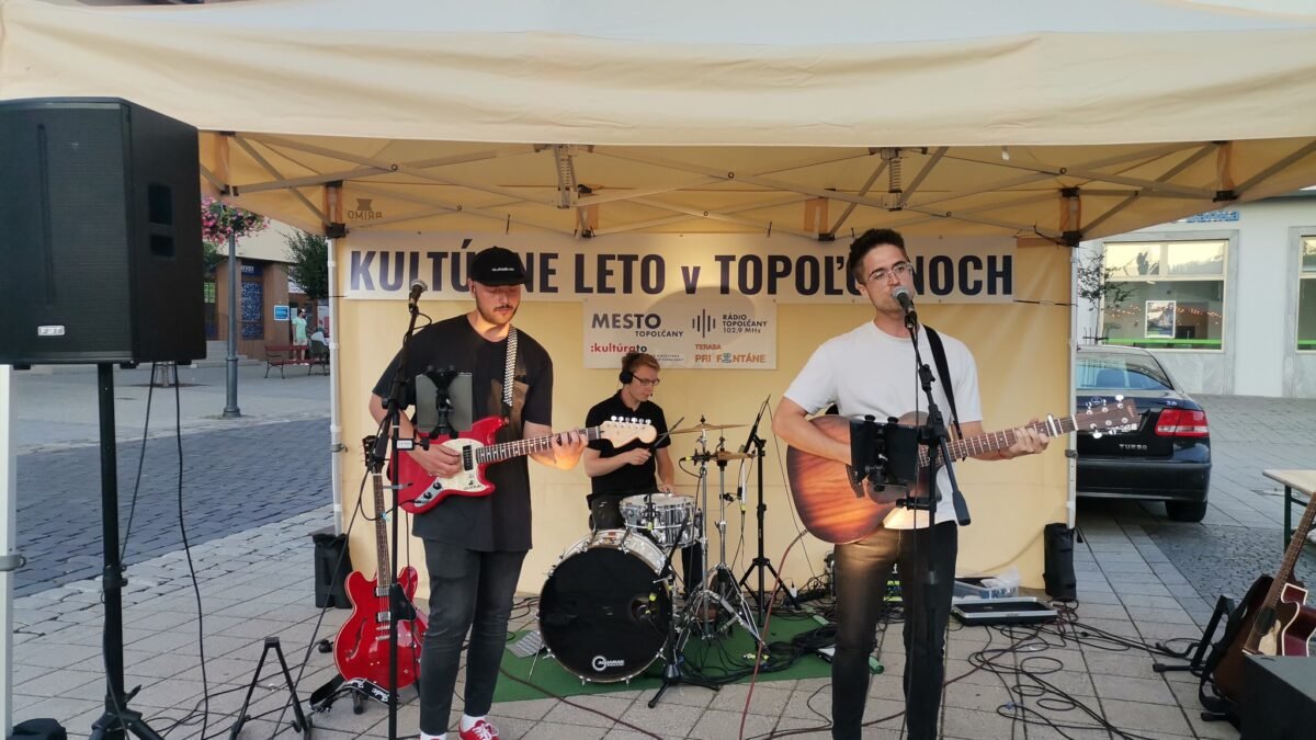 Kultúra Topoľčany: O príjemný večer pri fontáne sa dnes postarala kapela MARTIN MAŇÁK & CO. Zajtra 19. júla to už bude na ľudovú nôtu s dvojicou KAMARACI, ktorá za vami pricestuje až z Prešova…Tešíme sa na vás. Mesto