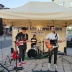 Kultúra Topoľčany: O príjemný večer pri fontáne sa dnes postarala kapela MARTIN MAŇÁK & CO. Zajtra 19. júla to už bude na ľudovú nôtu s dvojicou KAMARACI, ktorá za vami pricestuje až z Prešova...Tešíme sa na vás. Mesto