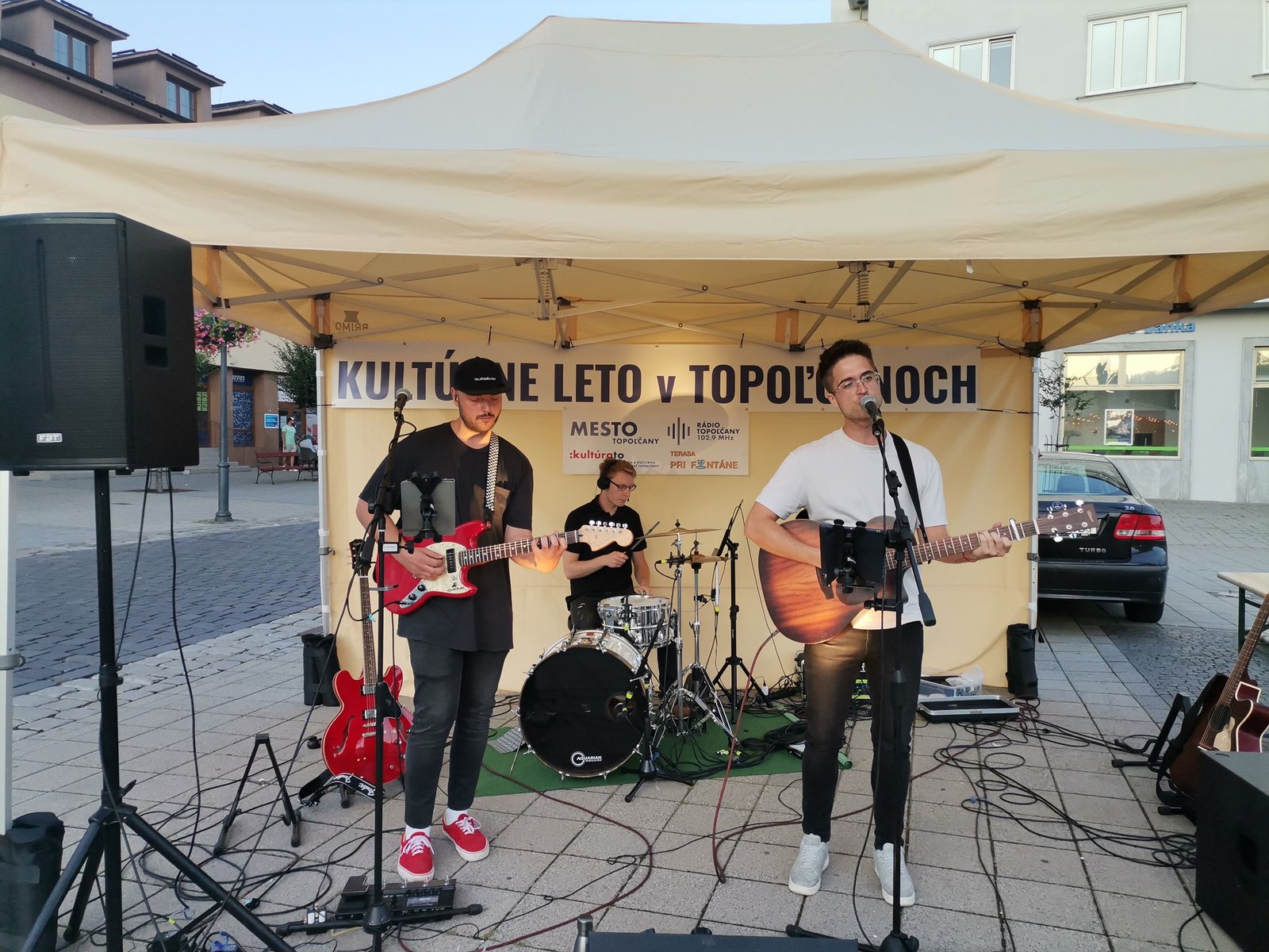 Kultúra Topoľčany: O príjemný večer pri fontáne sa dnes postarala kapela MARTIN MAŇÁK & CO. Zajtra 19. júla to už bude na ľudovú nôtu s dvojicou KAMARACI, ktorá za vami pricestuje až z Prešova...Tešíme sa na vás. Mesto