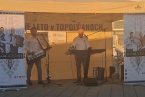 Kultúra Topoľčany: Práve teraz pri fontáne hrá skupina Kamaraci…