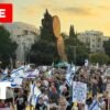 Masívne protesty v Tel Avive na Habima Square kvôli vládnej politike.