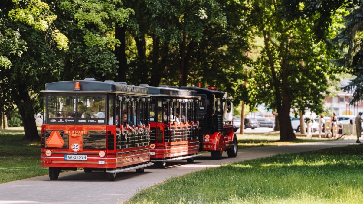 Mesto Banská Bystrica: OBĽÚBENÝ TURISTICKÝ VLÁČIK OPÄŤ PREMÁVA A LÁKA Mesto Banská Bystrica: OBĽÚBENÝ TURISTICKÝ VLÁČIK OPÄŤ PREMÁVA A LÁKA NA NOVÚ TRASU