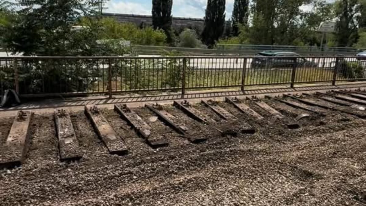 Mesto Košice: MODERNIZÁCIA ELEKTRIČKOVEJ TRATE NA JAZERE SA ZAČALA DEMONTÁŽOU KOĽAJNÍC