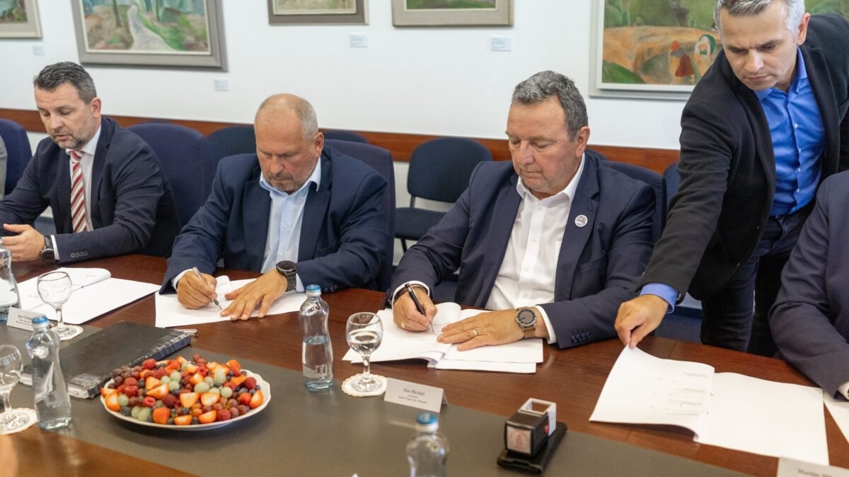 Mesto Liptovský Mikuláš: JEDEN LÍSTOK, VIAC SPOJOV