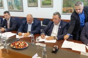 Mesto Liptovský Mikuláš: JEDEN LÍSTOK, VIAC SPOJOV