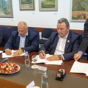 Mesto Liptovský Mikuláš: JEDEN LÍSTOK, VIAC SPOJOV