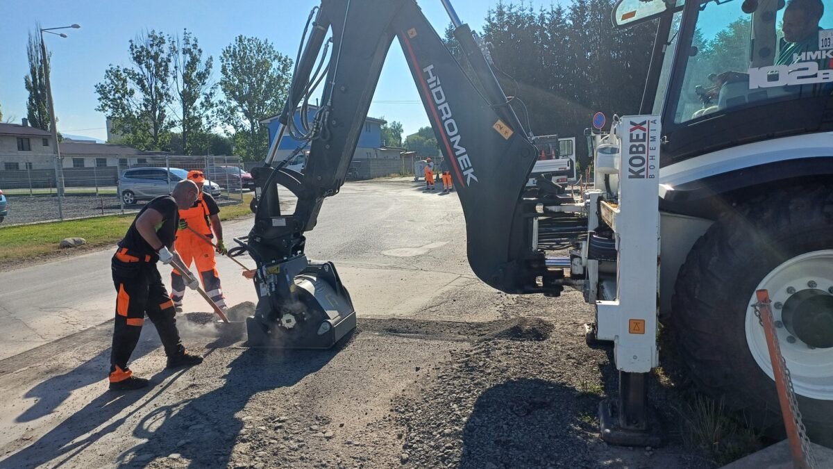Mesto Liptovský Mikuláš: Nový pomocník sa už zahryzol do opráv Mesto Liptovský Mikuláš: Nový pomocník sa už zahryzol do opráv výtlkov v uliciach mesta. Šikovná fréza, ktorú VPS-kári nainštalovali na traktor, uľahčí chlapom prácu v teréne. Odbremení ich od klasického prácneho zapiľovania