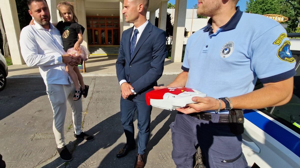 Mesto Piešťany: MESTSKÍ POLICAJTI ZACHRÁNILI ĽUDSKÝ ŽIVOT. V AKCII BOL AJ DAROVANÝ DEFIBRILÁTOR