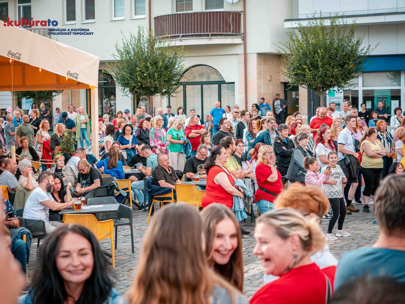Mesto Topoľčany: JEDNO NÁMESTIE, VEČER, MESTO